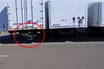 Biểu diễn đi xe đạp chui gầm container cực đỉnh