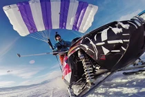 Kinh ngạc với khả năng bay của mô tô trượt tuyết