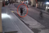 Bần thần vì bị cướp điện thoại ngay trên tay