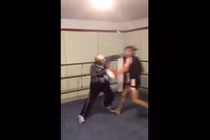 Cụ già tung cước hạ gục võ sĩ quyền anh cơ bắp