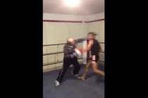 Cụ già tung cước hạ gục võ sĩ quyền anh cơ bắp