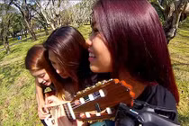 Ba cô gái chơi một cây guitar cùng lúc hay ngỡ ngàng