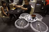 Lạ kỳ “bồi bàn” bay ở Singapore