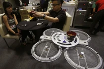 Lạ kỳ “bồi bàn” bay ở Singapore