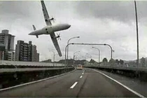 Cận cảnh máy bay Đài Loan trước khi rơi xuống sông