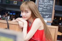 Cô gái bị chụp trộm thay quần áo lập tức thành hot girl