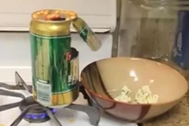 Cách nổ bỏng ngô bằng vỏ lon bia chưa từng thấy