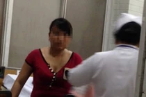 Bình Dương: Hãi hùng rắn lục núp dưới tủ cắn người