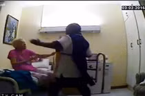 Điều dưỡng viên to con đấm dã man cụ bà 84 tuổi