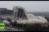 Xem tòa nhà 15 tầng đổ sập như trò xếp hình