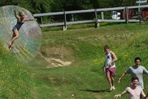 Đám đông hoảng loạn chạy trốn bóng nước cao 2,5m