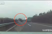 Kinh hoàng xe tải đua tốc độ trên đường cao tốc