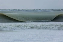 Kỳ thú hiện tượng sóng biển đóng băng trăm năm có một