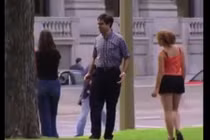 Bạn sẽ làm gì nếu bị gái xinh vây quanh giữa phố?