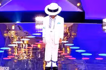 Cậu bé 6 tuổi nhảy như hồn ma Michael Jackson nhập vào