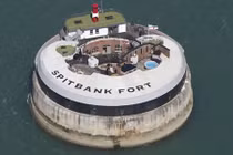 Khách sạn tuyệt đẹp trên pháo đài cổ chênh vênh giữa biển