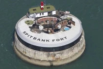 Khách sạn tuyệt đẹp trên pháo đài cổ chênh vênh giữa biển