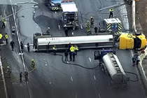 Lật xe bồn, 1000 lít dầu đổ tràn khắp cao tốc