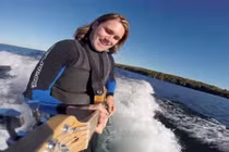 Tò mò chàng trai vừa lướt sóng vừa đánh đàn