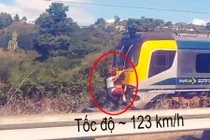 Liều mạng đi "ké" tàu cao tốc bằng cách bám đuôi