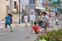 Ngang nhiên đá bóng giữa đường xe chạy như mắc cửi