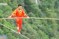 Ngỡ ngàng màn làm xiếc ở độ cao 300m 