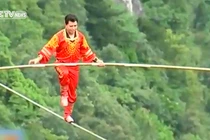 Ngỡ ngàng màn làm xiếc ở độ cao 300m 