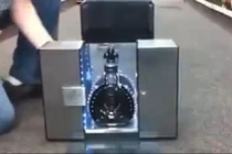 Quy trình bảo mật chai rượu gần 440 triệu đồng khó tin