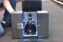 Quy trình bảo mật chai rượu gần 440 triệu đồng khó tin