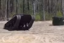 Xe tăng trình diễn khả năng bốc đầu khó tin