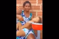 Mẹ đút cháo cho con bằng xẻng gây sốc