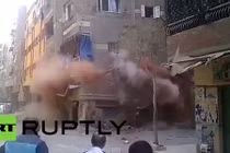 Kinh hoàng cảnh cả dãy phố sụp đổ trong tích tắc