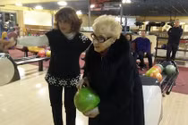 Thán phục cụ bà 84 tuổi chơi bowling siêu đẳng 