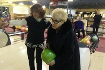 Thán phục cụ bà 84 tuổi chơi bowling siêu đẳng 