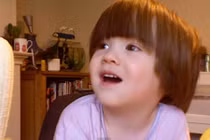 Cười lăn lộn nghe em bé phát âm từ “Banana“