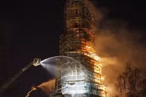 Hỏa hoạn thiêu rụi tháp chuông 500 năm tuổi ở Nga