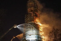 Hỏa hoạn thiêu rụi tháp chuông 500 năm tuổi ở Nga