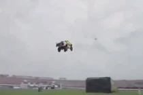 Xem ô tô bay, tiếp đất như phi cơ chuyên dụng