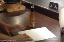 Cách mở nắp bia trong 1 giây chỉ bằng... một tờ giấy