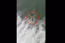 Thách nhau nhảy xuống thủy điện cuộn sóng ở Thanh Hóa