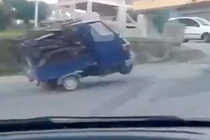 Cười vỡ bụng xem xe ba gác làm xiếc trên đường