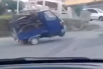 Cười vỡ bụng xem xe ba gác làm xiếc trên đường