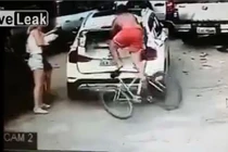 Xe đạp lao như điên đâm vỡ đuôi ô tô