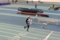 Cụ ông gần 100 tuổi lập kỷ lục chạy 200m trong nhà