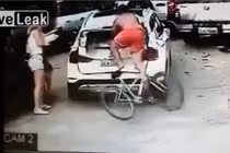 Xe đạp lao như điên đâm vỡ đuôi ô tô