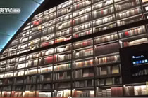 Choáng ngợp trước bức tường sách lớn nhất thế giới