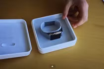 Xuất hiện video "đập hộp" Apple Watch trước 15 ngày ra mắt
