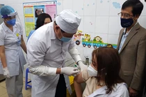 Cận cảnh nữ nhân viên y tế đầu tiên ở Hải Dương được tiêm vắc-xin COVID-19 