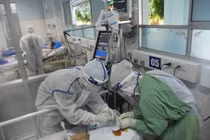 Lùm xùm 12 thuốc hỗ trợ trị Covid-19: Trách nhiệm Cục trưởng Y dược cổ truyền?