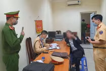 Tài xế xe Camry say xỉn, tát CSGT: Là quân nhân... tước quân tịch?